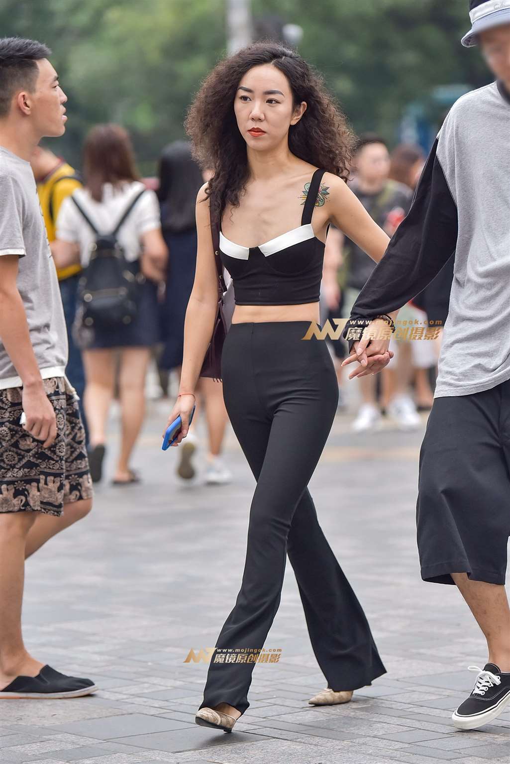 图片[1]-性感裸背紧身喇叭裤美女-街拍流行馆