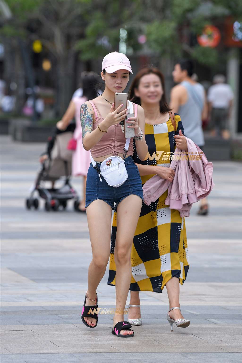 图片[1]-【久久赛帖】紧身热裤妹纸-街拍流行馆
