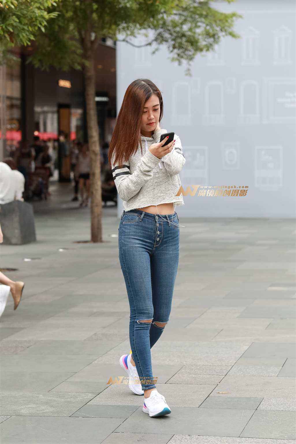 图片[1]-【凯恩赛帖】长腿紧牛小妹-街拍流行馆