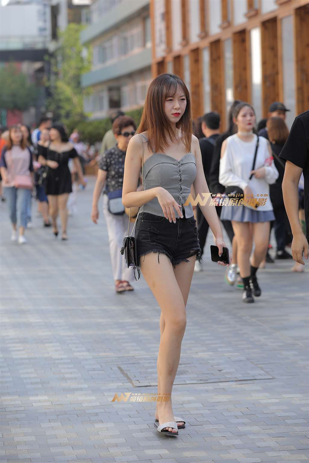 图片[1]-【视觉冲击赛贴】吊带小背心，热裤大长腿女友-街拍流行馆