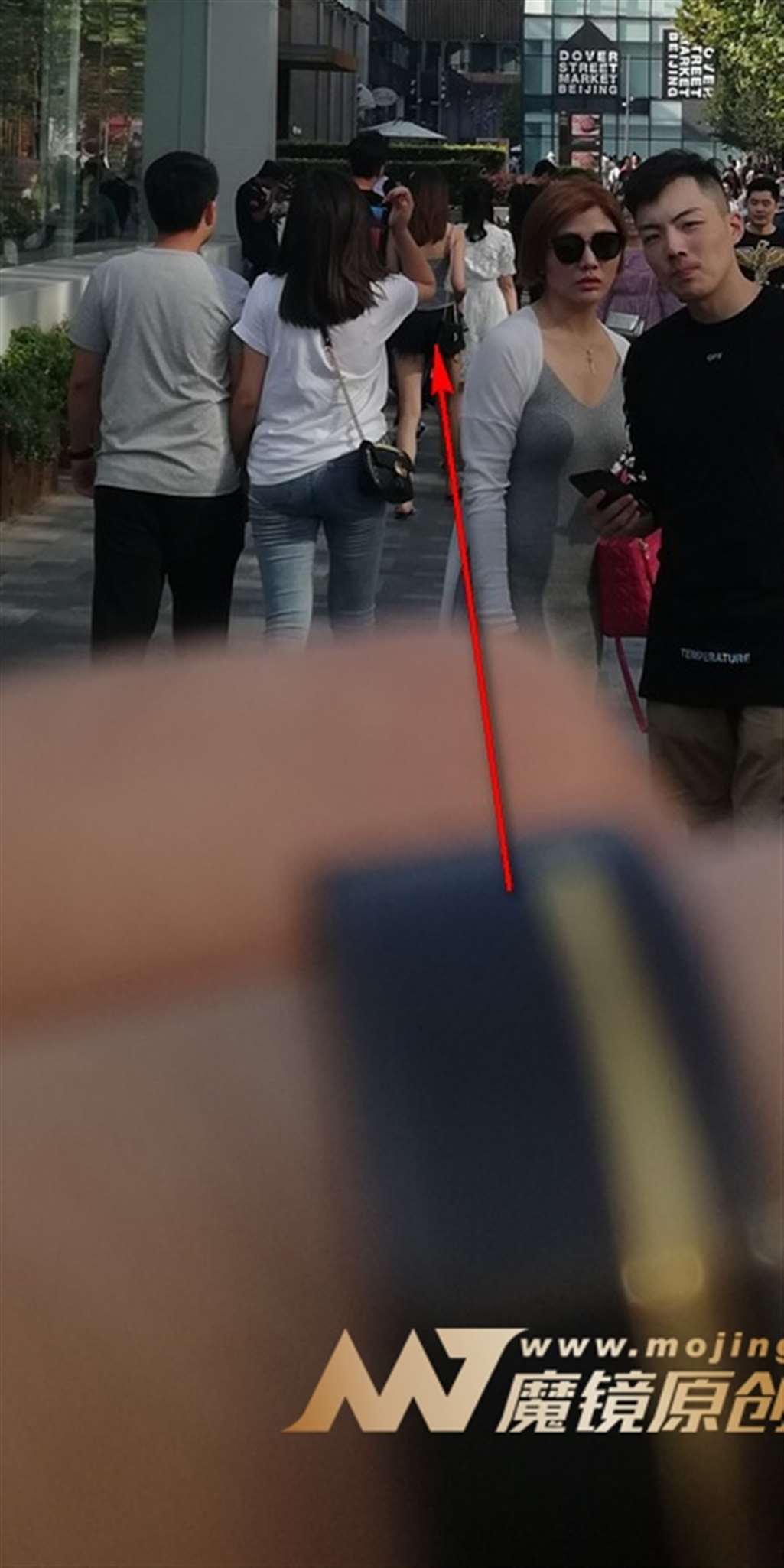 图片[3]-【视觉冲击赛贴】吊带小背心，热裤大长腿女友-街拍流行馆