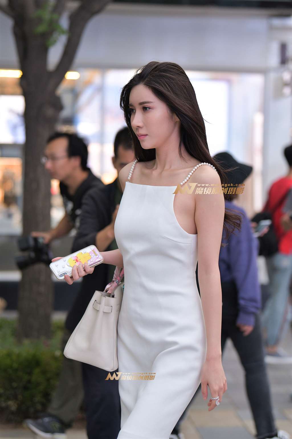 图片[1]-【红石赛帖】傍晚逛街的白裙美女-街拍流行馆