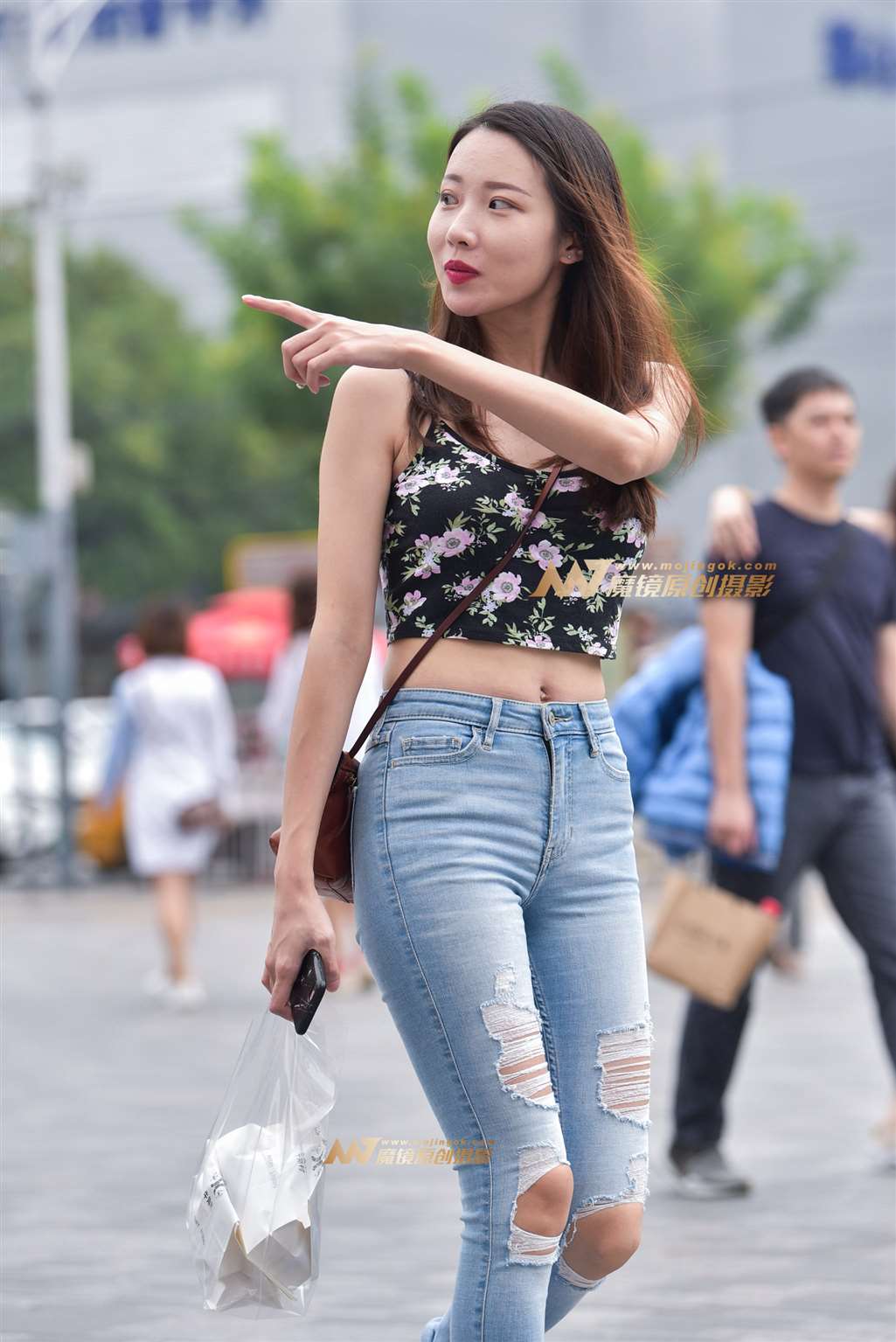 图片[1]-露脐破洞紧牛MM-街拍流行馆