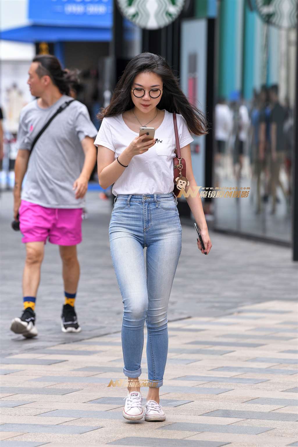 图片[1]-【久久赛帖】紧身牛仔裤四眼妹-街拍流行馆