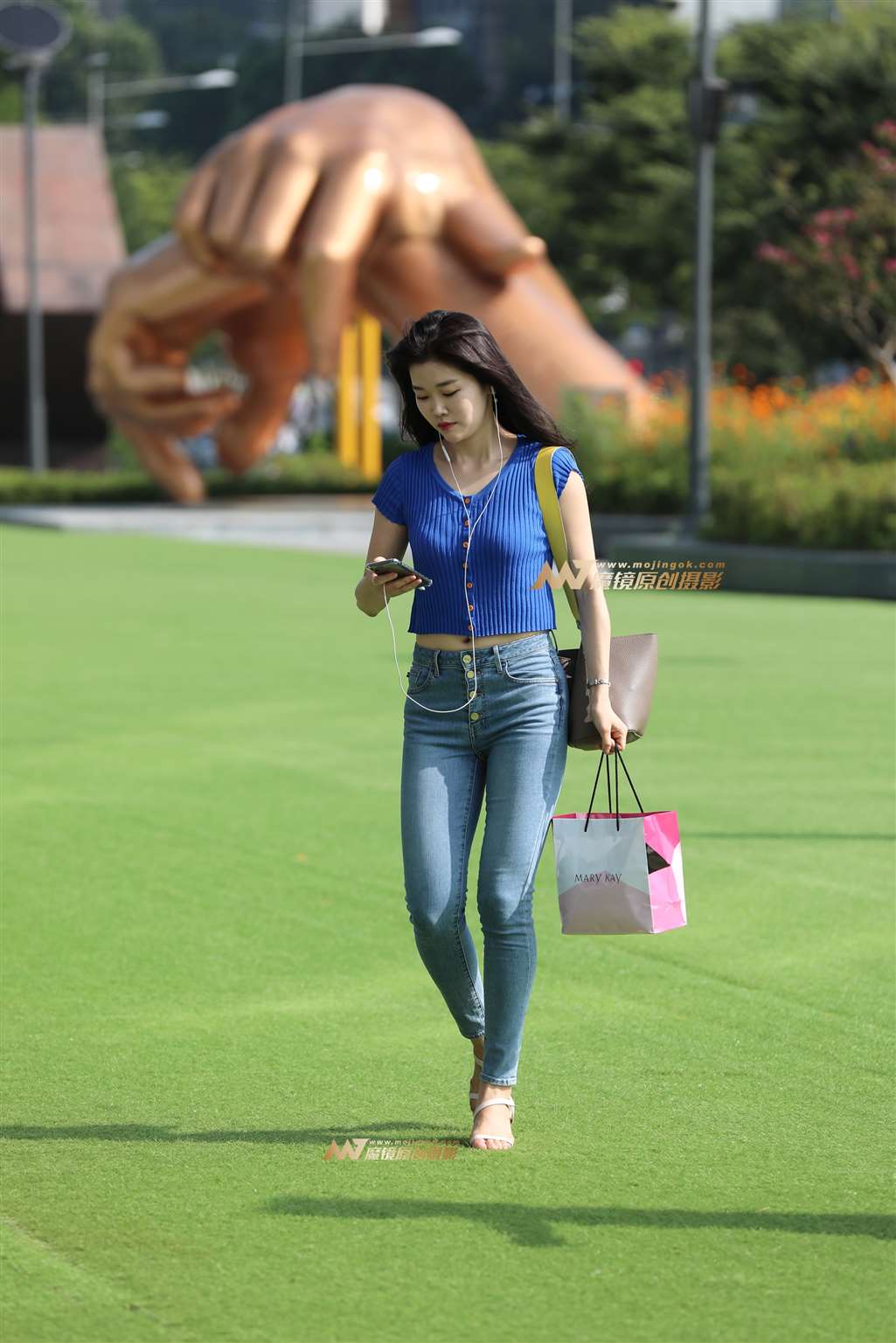 图片[1]-【辉辉赛贴】紧身牛仔裤少妇-街拍流行馆