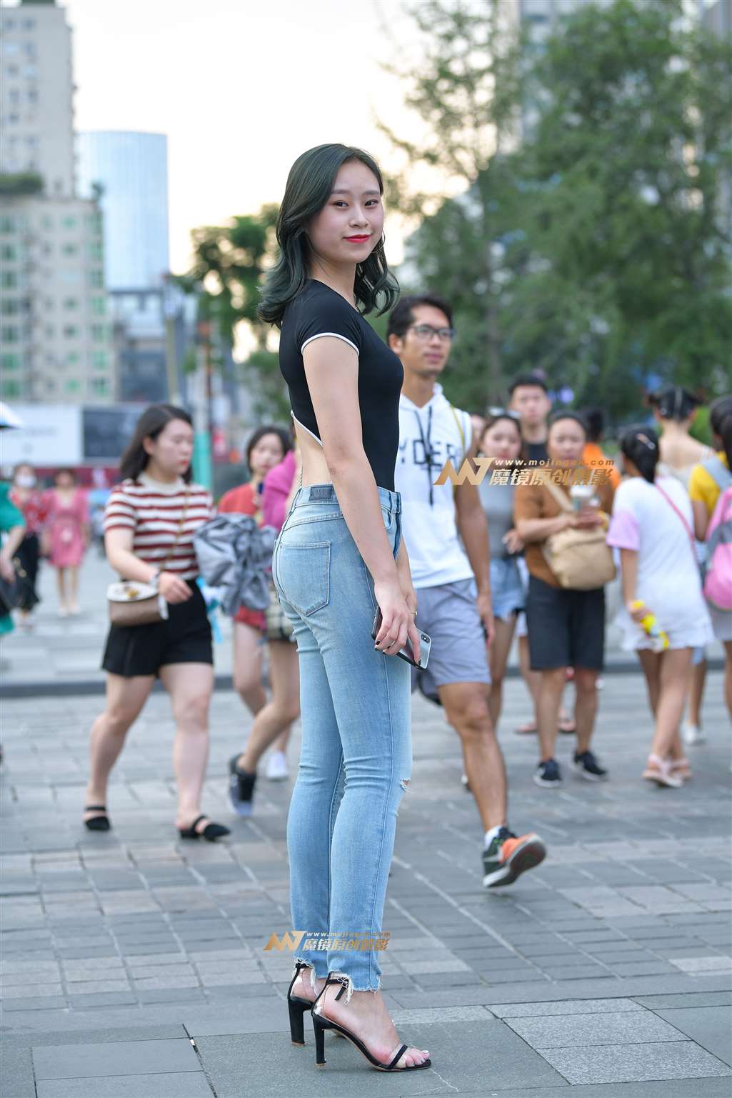 图片[1]-【街拍之魂赛帖】等车的紧身牛仔-街拍流行馆