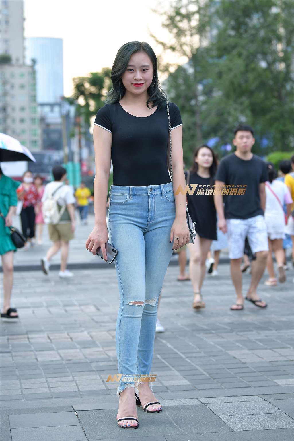 图片[5]-【街拍之魂赛帖】等车的紧身牛仔-街拍流行馆