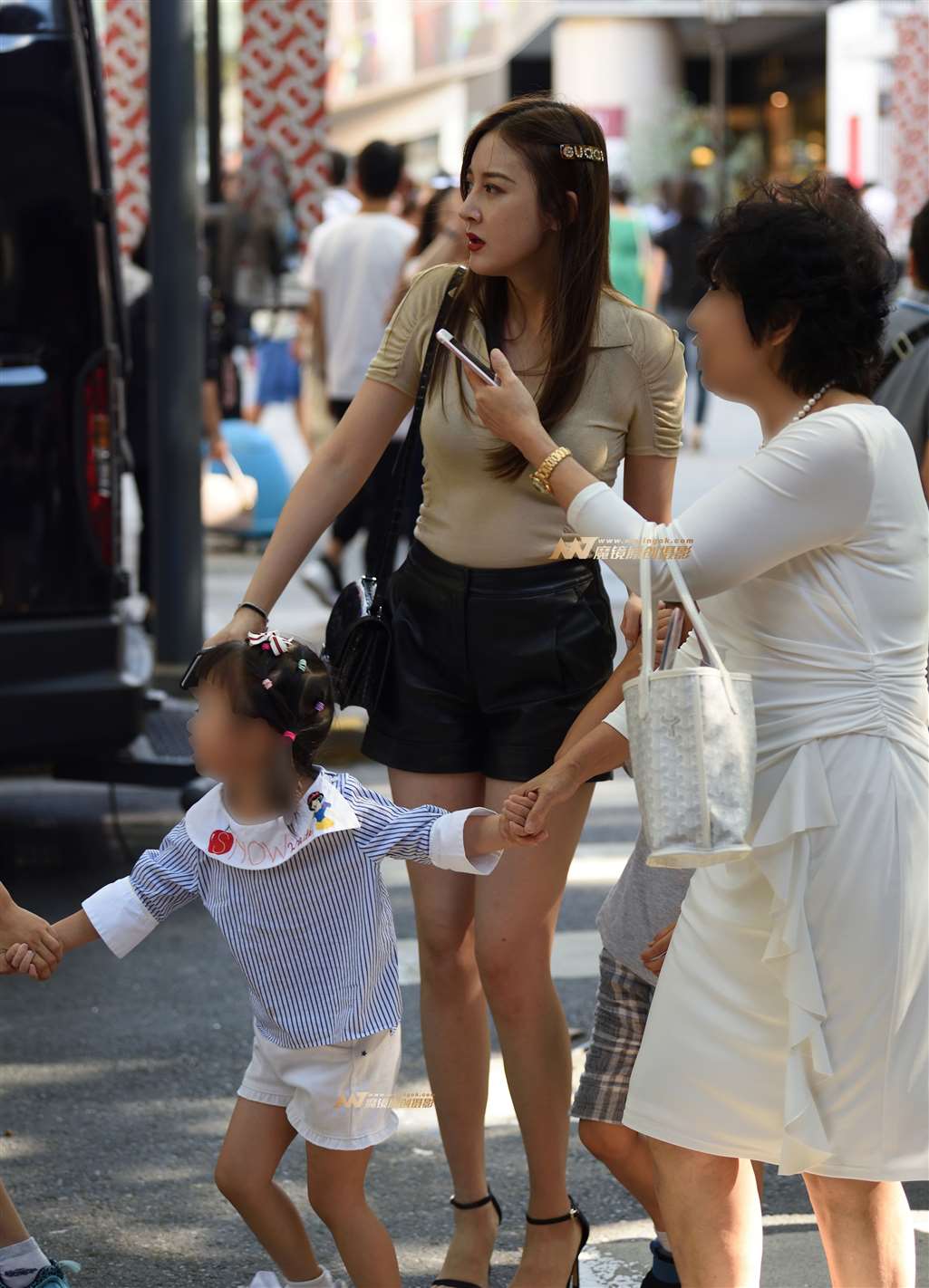 图片[4]-这个是不是混血女子啊-街拍流行馆