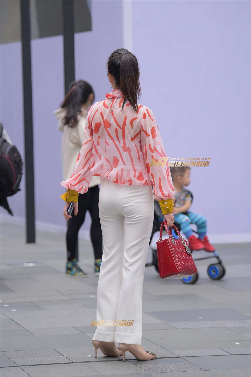图片[2]-【街拍之魂赛帖】少见的紧身白裤少妇-街拍流行馆
