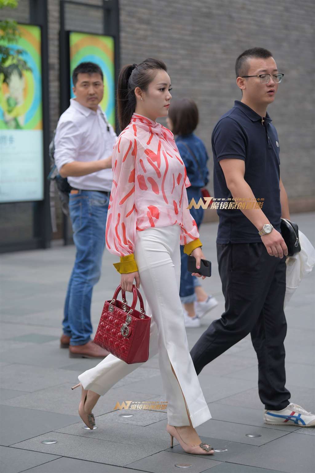 图片[4]-【街拍之魂赛帖】少见的紧身白裤少妇-街拍流行馆