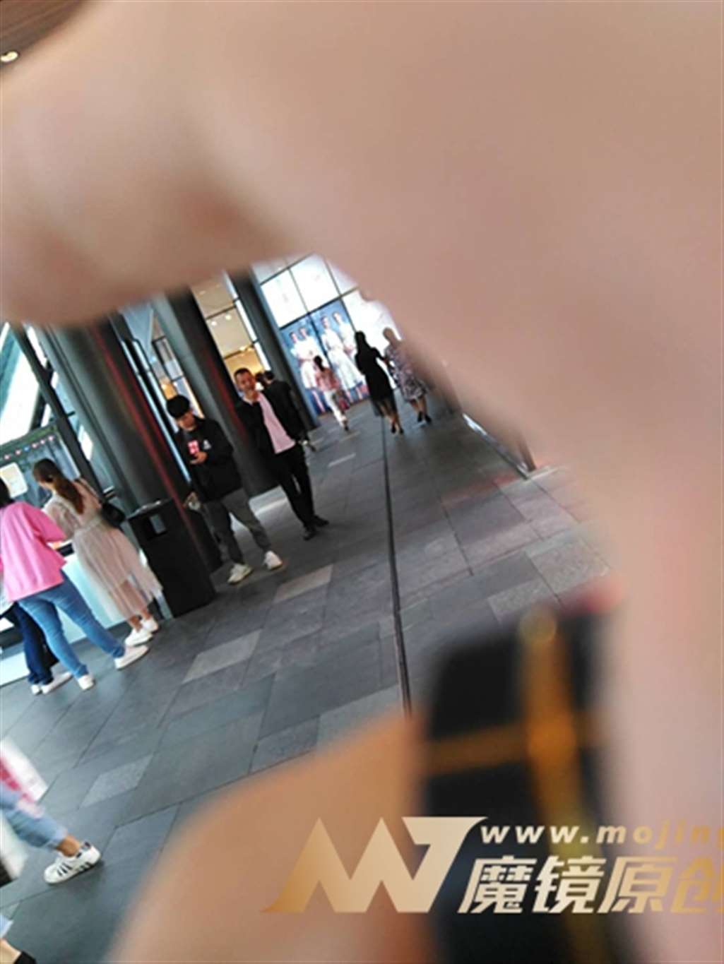 图片[3]-【街拍之魂赛帖】少见的紧身白裤少妇-街拍流行馆