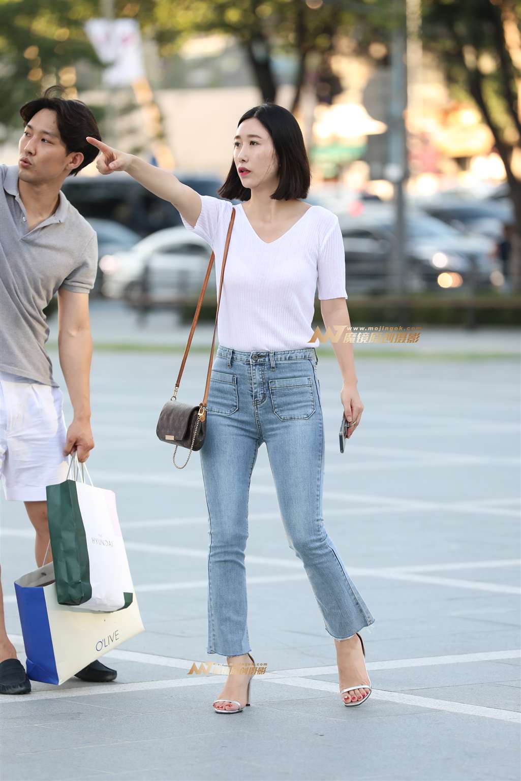 图片[1]-[辉辉赛贴]牛仔裤少妇-街拍流行馆