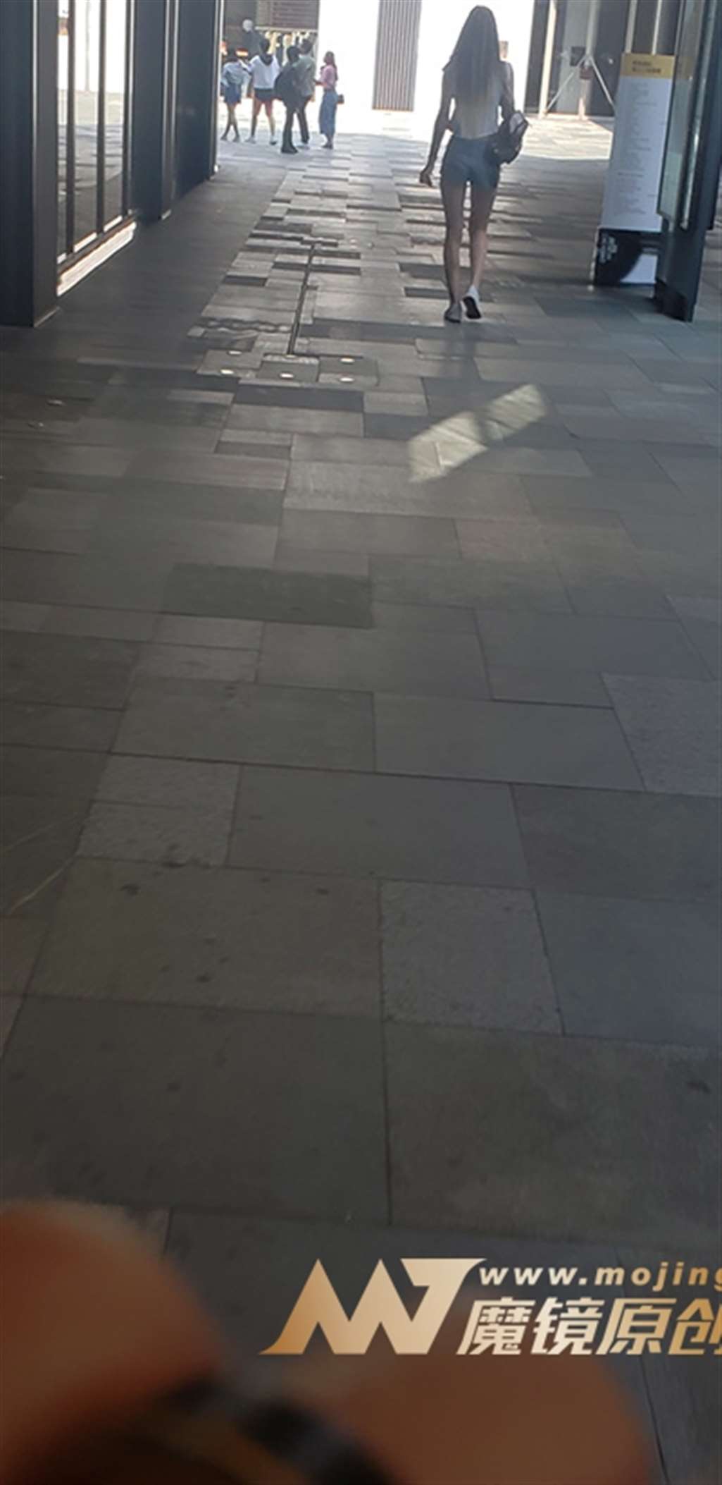 图片[3]-【凯恩赛帖】热裤女孩-街拍流行馆
