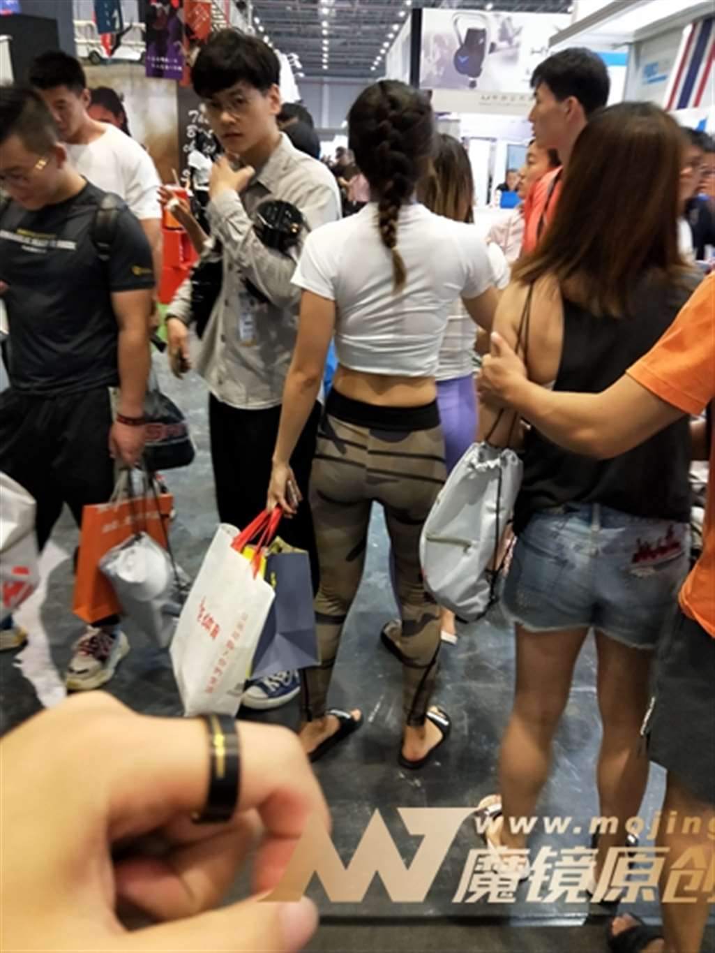 图片[3]-【欧阳幽明赛帖】闲逛中的紧身美女-街拍流行馆