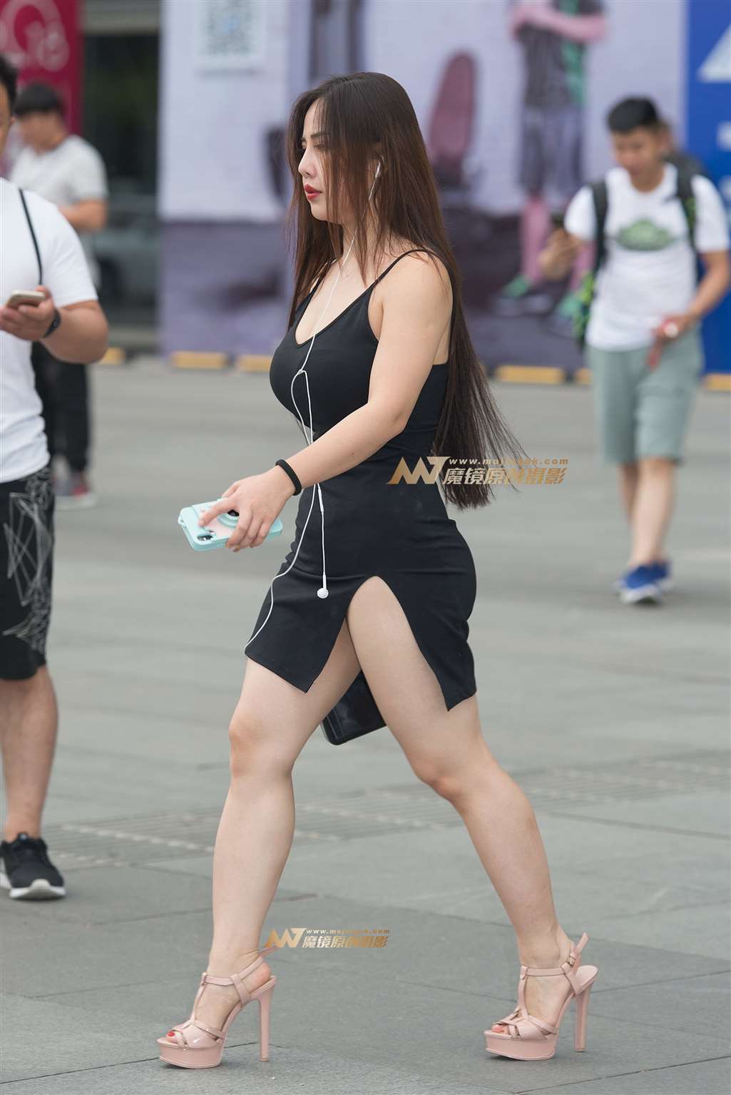 图片[1]-【浅蓝色赛帖】开叉连身裙-街拍流行馆