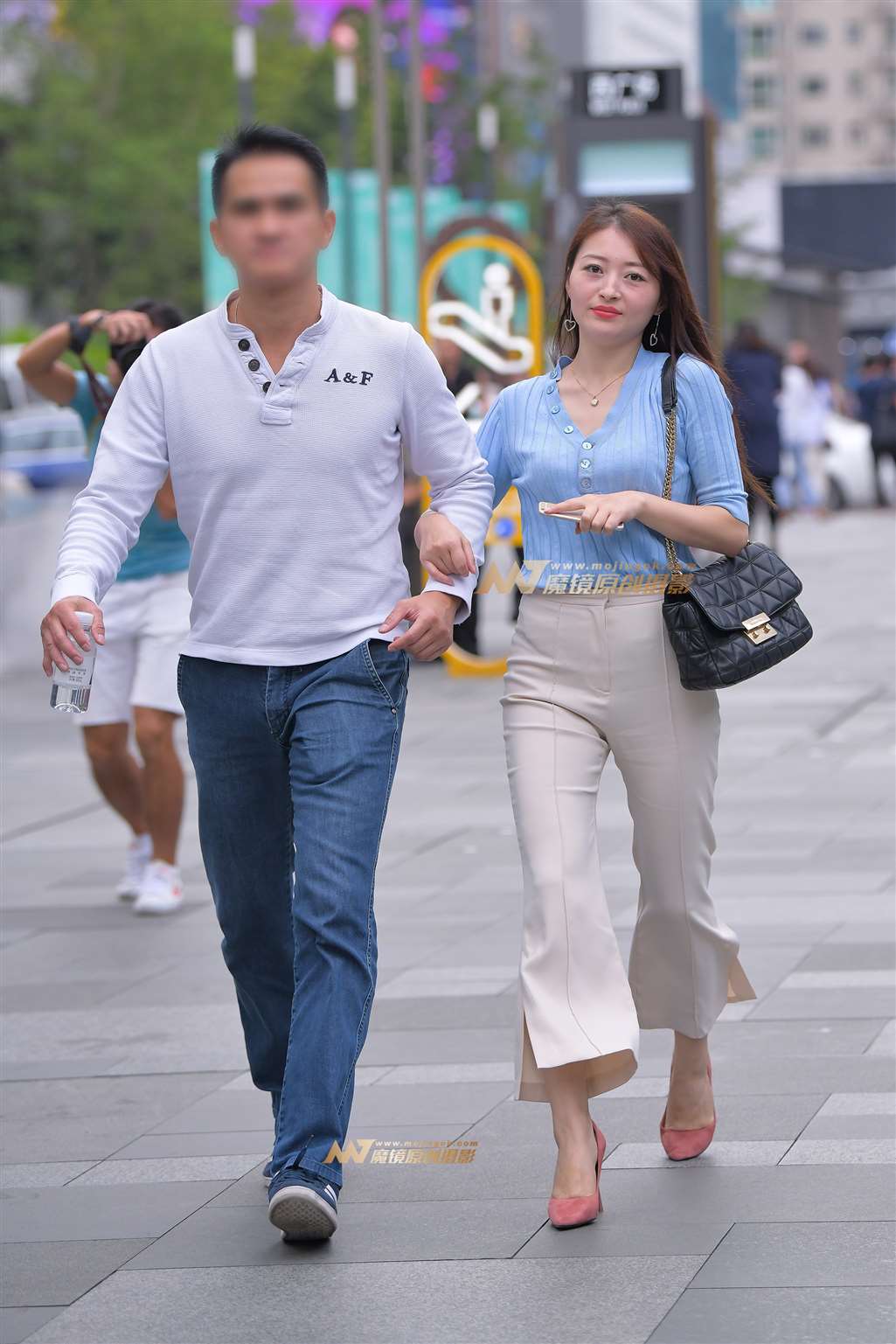 图片[1]-【街拍之魂赛帖】米色紧身裤少妇-街拍流行馆