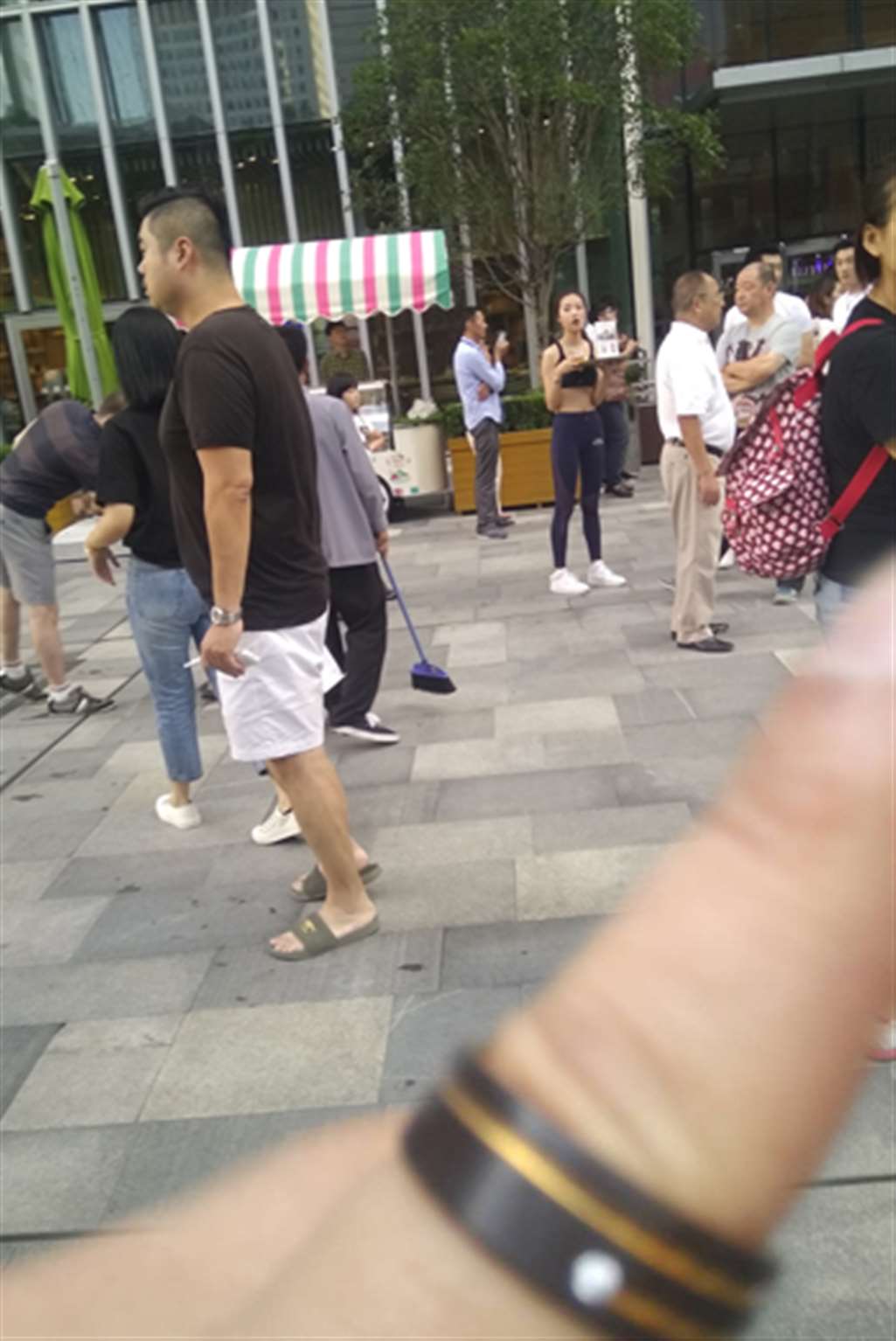 图片[3]-【咔喳赛贴】推销新品啤酒的妹妹-街拍流行馆