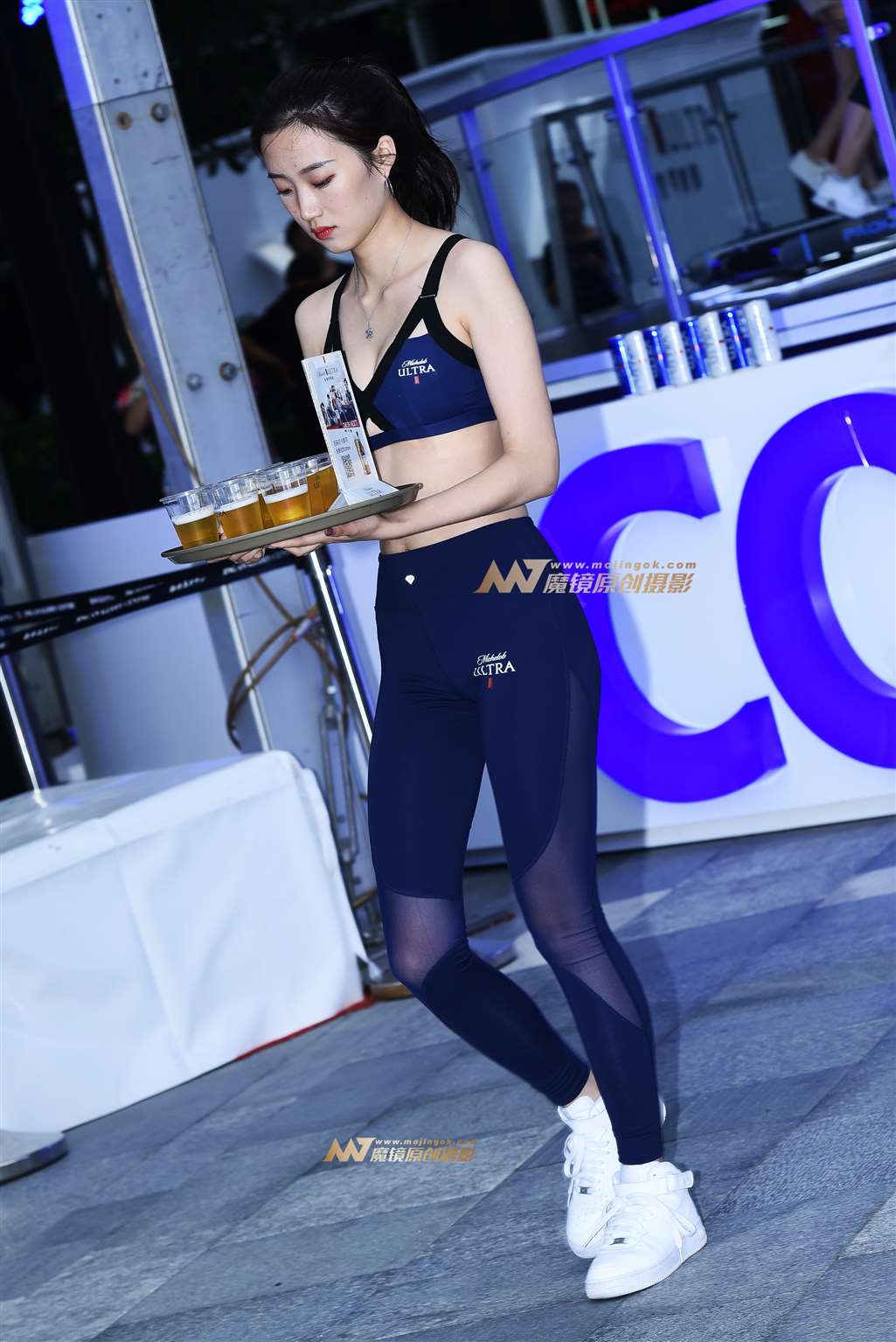 图片[4]-【咔喳赛贴】推销新品啤酒的妹妹-街拍流行馆