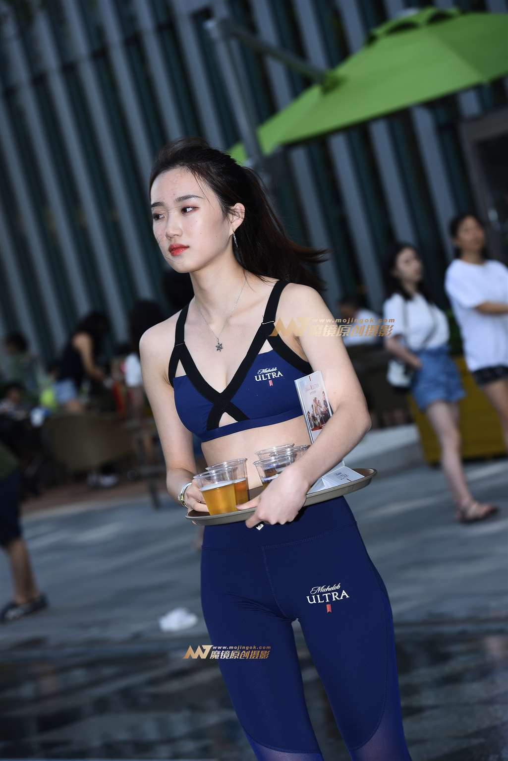 图片[1]-【咔喳赛贴】推销新品啤酒的妹妹-街拍流行馆