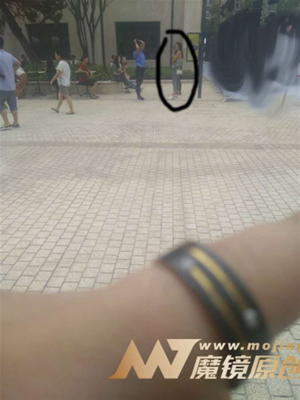 图片[3]-【咔喳赛贴】喝着奶茶的紧身裤-街拍流行馆