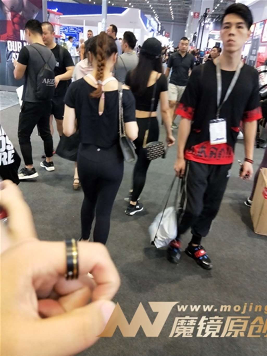 图片[4]-【欧阳幽明赛帖】2个黑色紧身美女-街拍流行馆