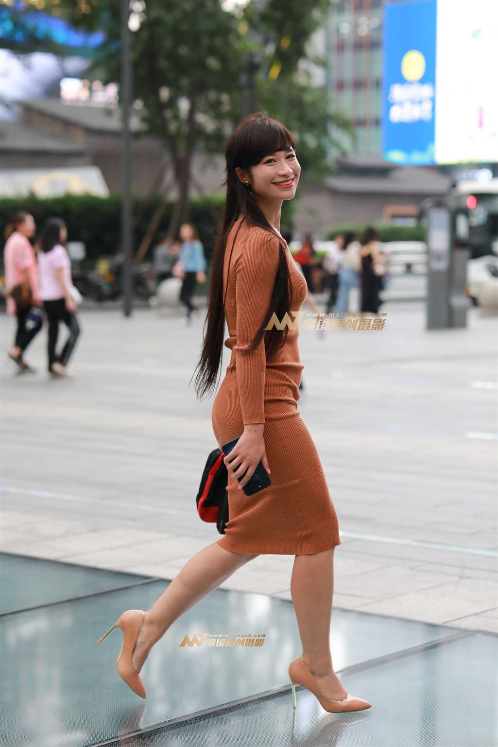 图片[1]-【凯恩赛帖】性感翘臀熟女-街拍流行馆