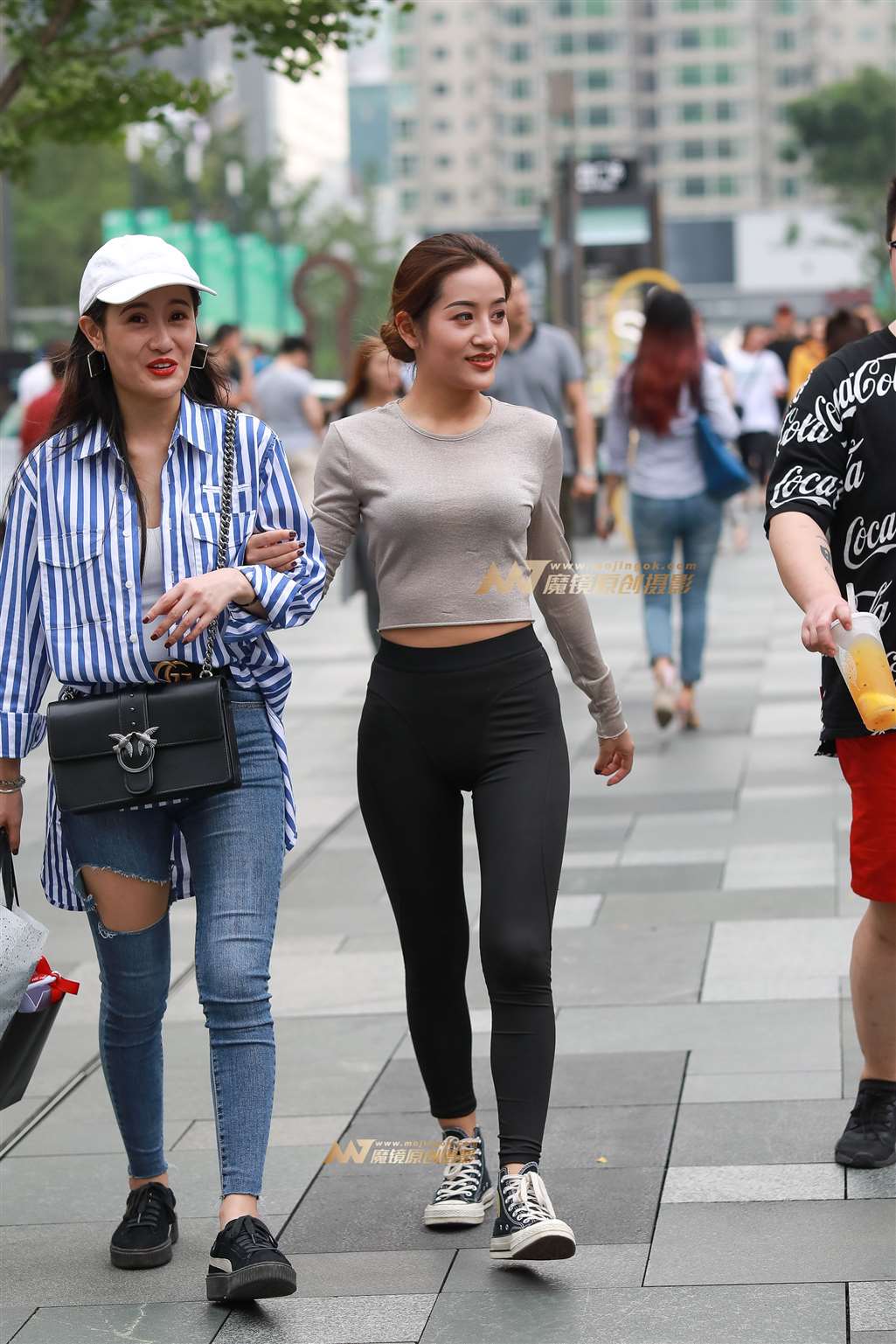 图片[1]-【凯恩赛帖】落落大方的蜜桃运动裤女孩-街拍流行馆