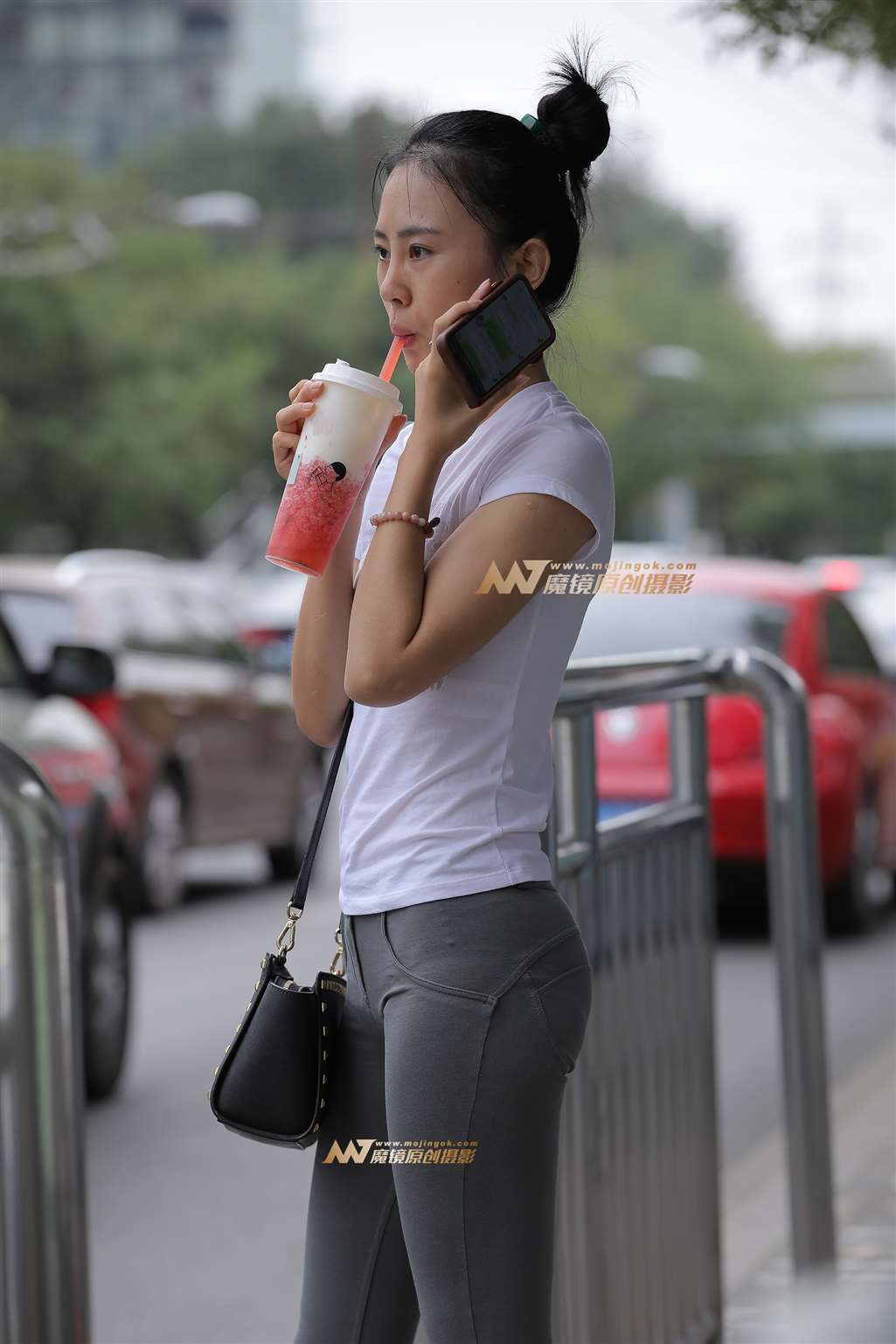 图片[1]-【视觉冲击赛贴】清纯奶茶妹，紧致蜜桃裤-街拍流行馆