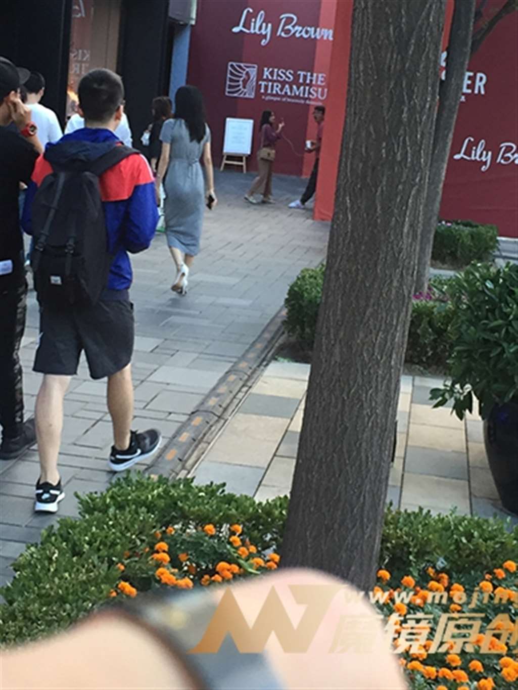 图片[3]-【红石赛帖】长裙高跟气质少妇-街拍流行馆