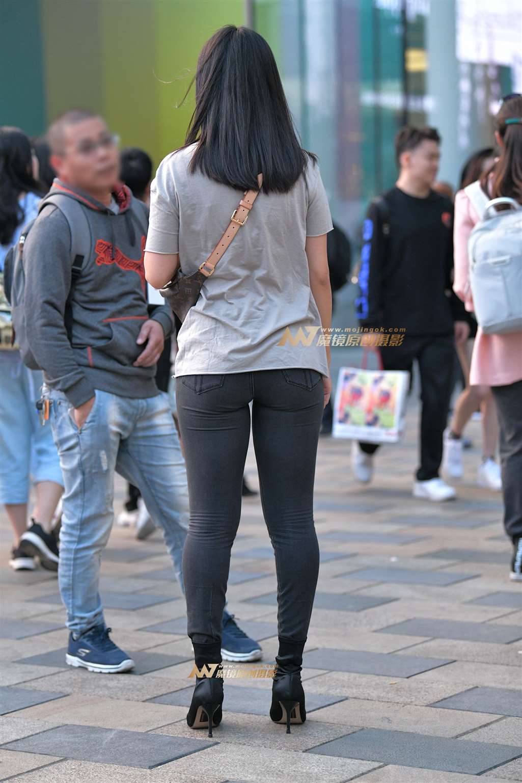 图片[2]-【红石赛帖】黑色高跟紧牛少妇-街拍流行馆