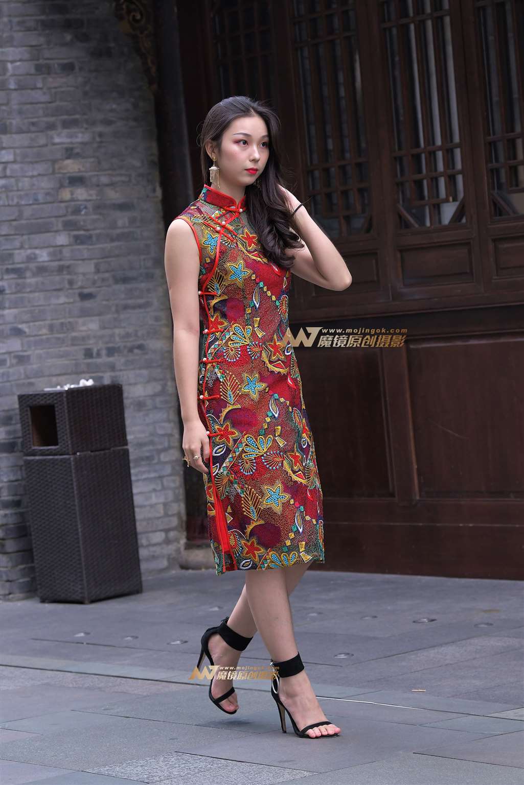 图片[1]-【街拍之魂赛帖】又见旗袍少妇-街拍流行馆