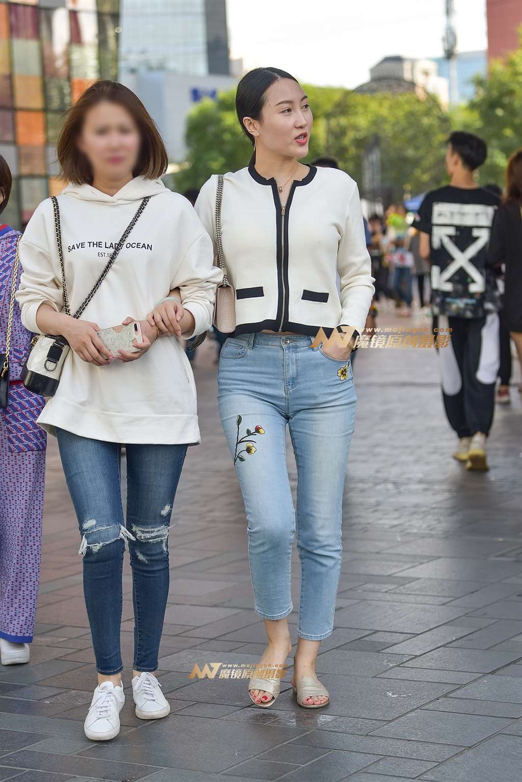 图片[3]-靓丽浅蓝仔裤气质美妇-街拍流行馆