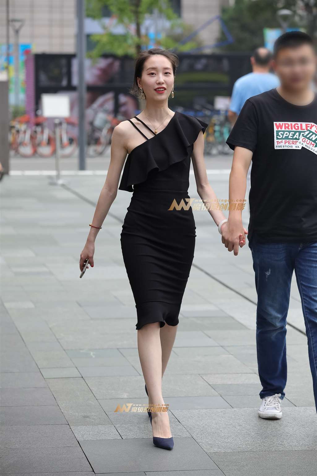 图片[1]-【凯恩赛帖】曲线玲珑的少妇-街拍流行馆