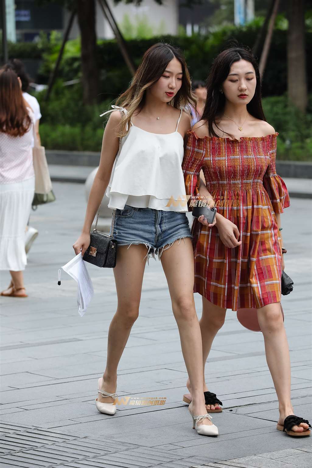 图片[1]-【凯恩赛帖】靓丽女孩 一双大美腿-街拍流行馆