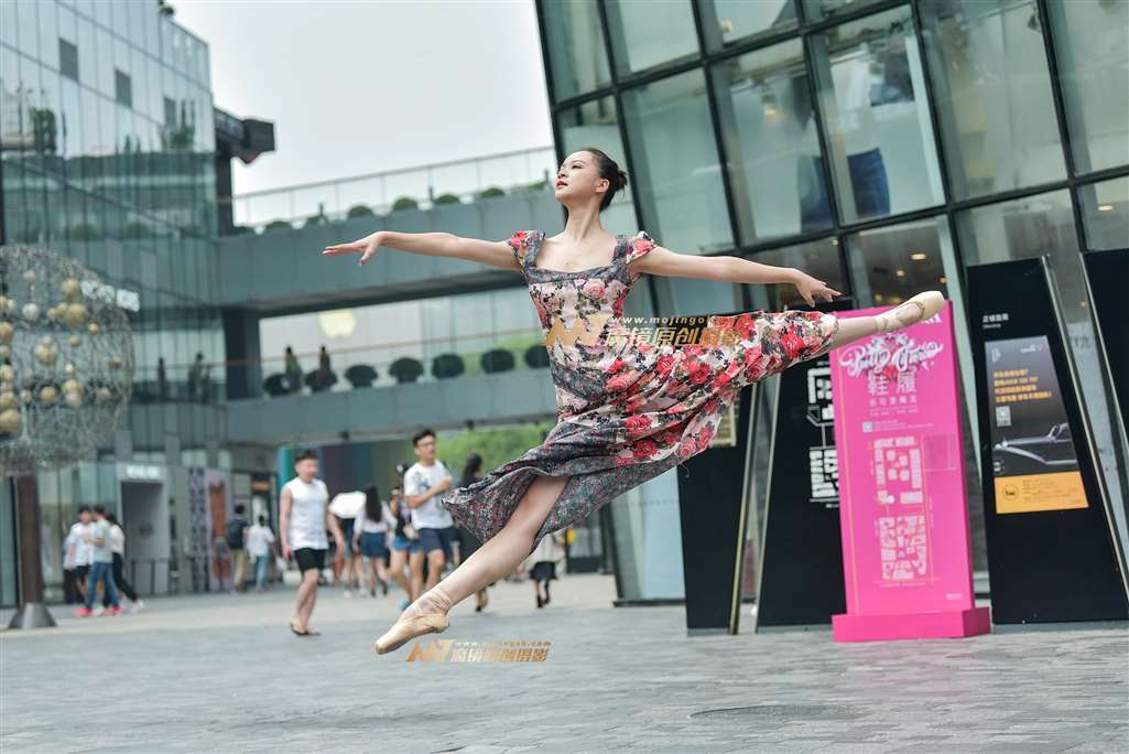 图片[1]-姿势优美的芭蕾舞美女老师-街拍流行馆