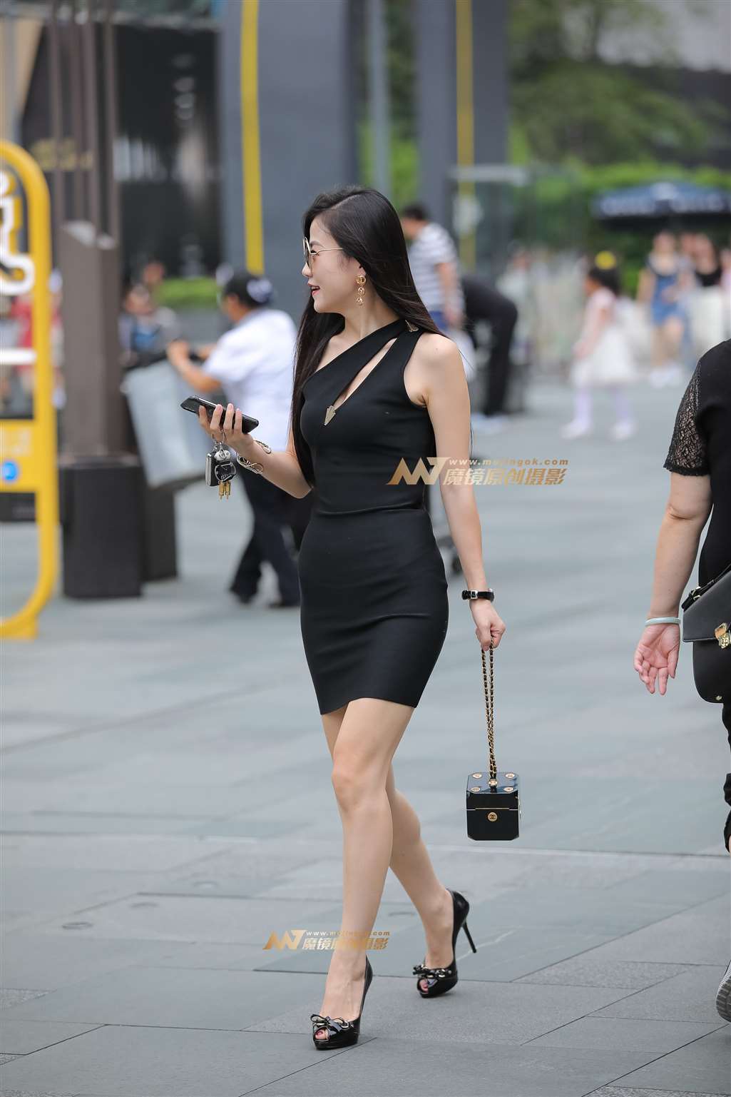 图片[2]-【凯恩赛帖】紧身包臀美女-街拍流行馆