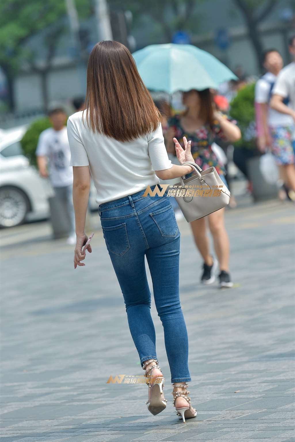 图片[2]-蓝色紧牛美女-街拍流行馆