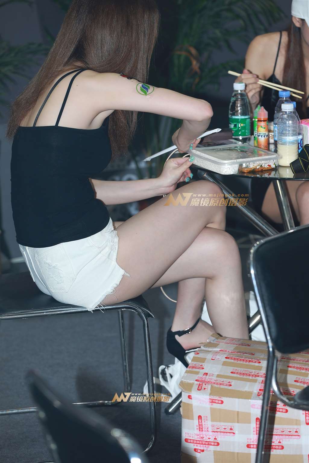 图片[2]-【视觉冲击赛贴】舌尖上的诱惑，大长腿美女-街拍流行馆