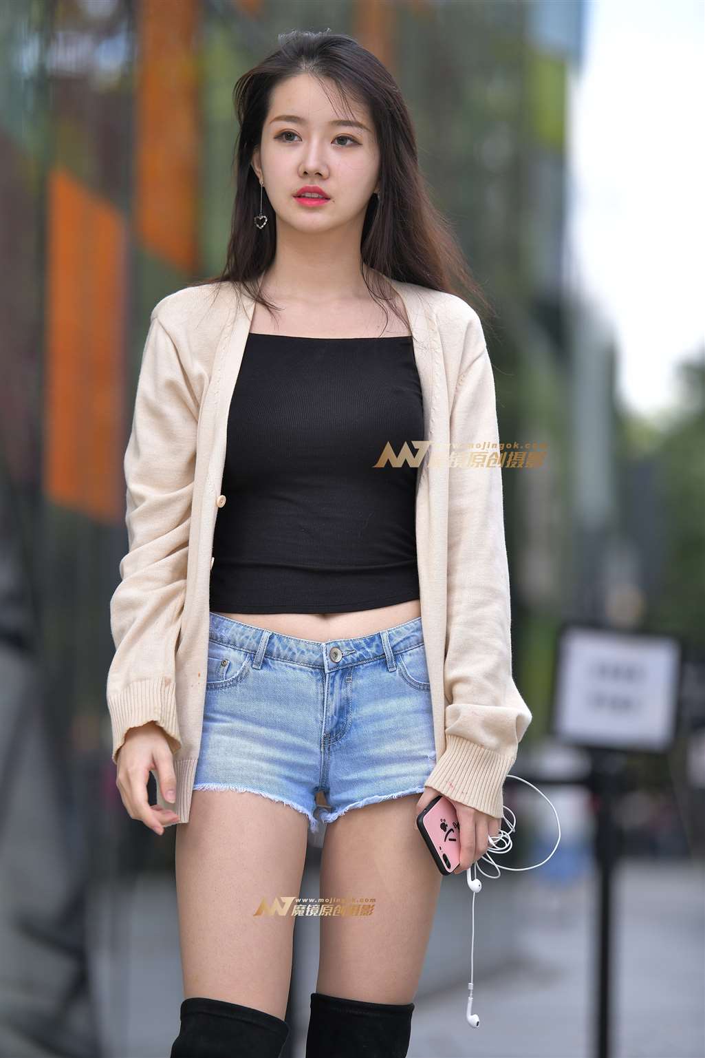 图片[1]-【红石赛帖】漂亮热裤长腿美女-街拍流行馆