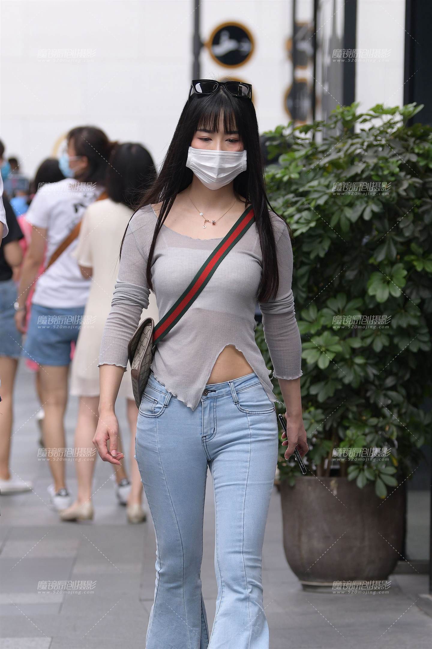 复古潮的喇叭紧牛美女-流行馆