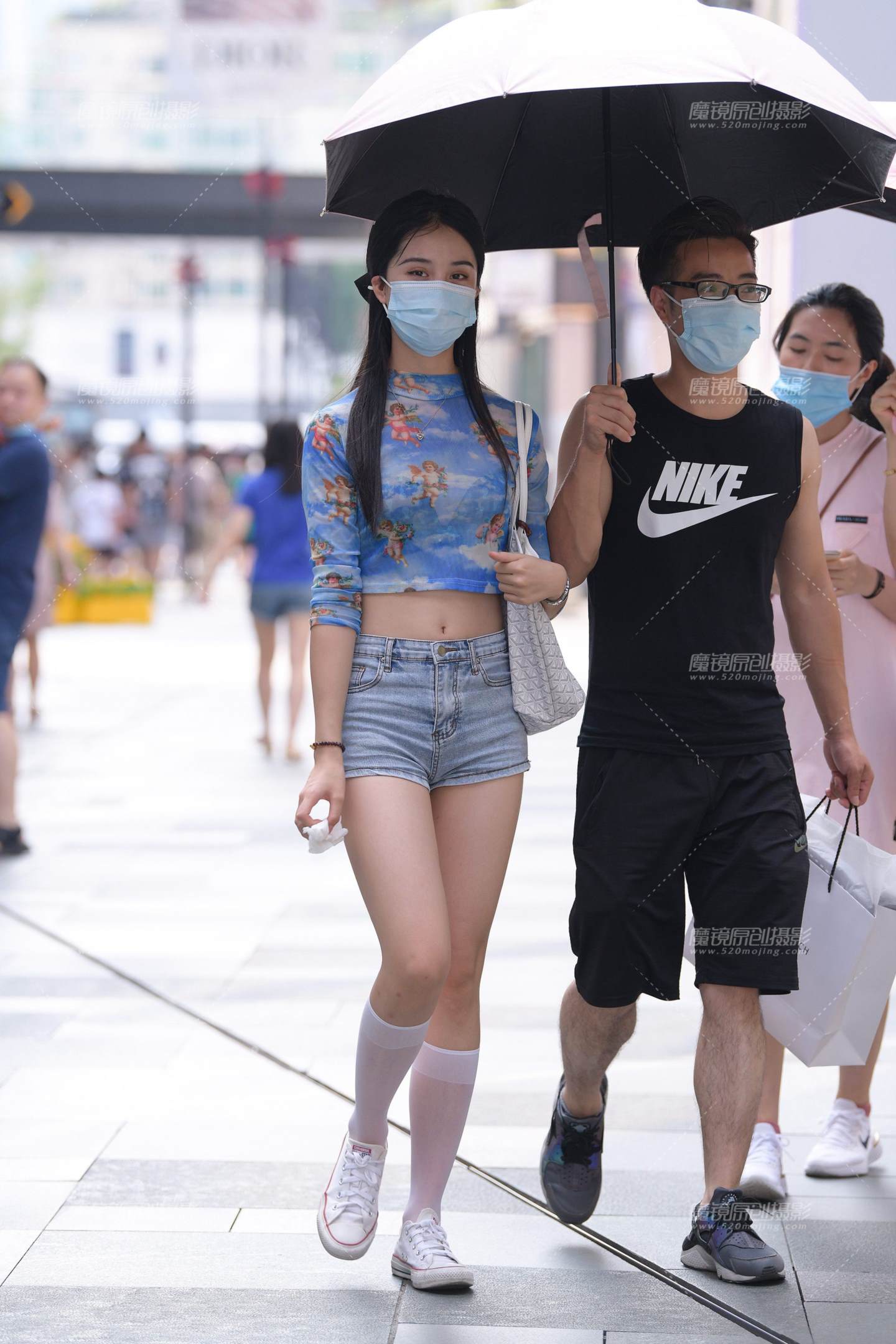 喜欢看露肚脐的热裤美女-流行馆