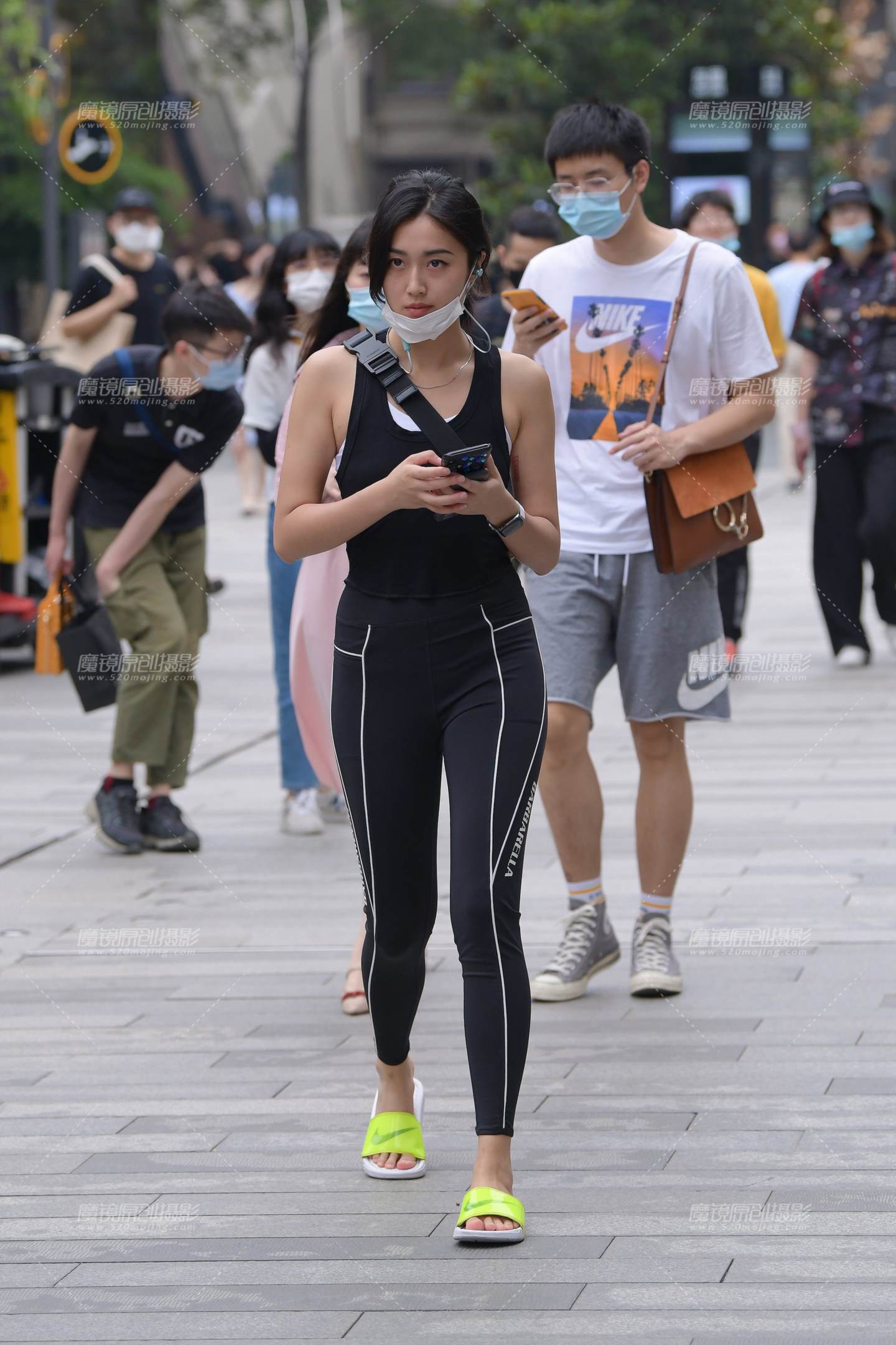 小背心黑色紧身裤美女-流行馆