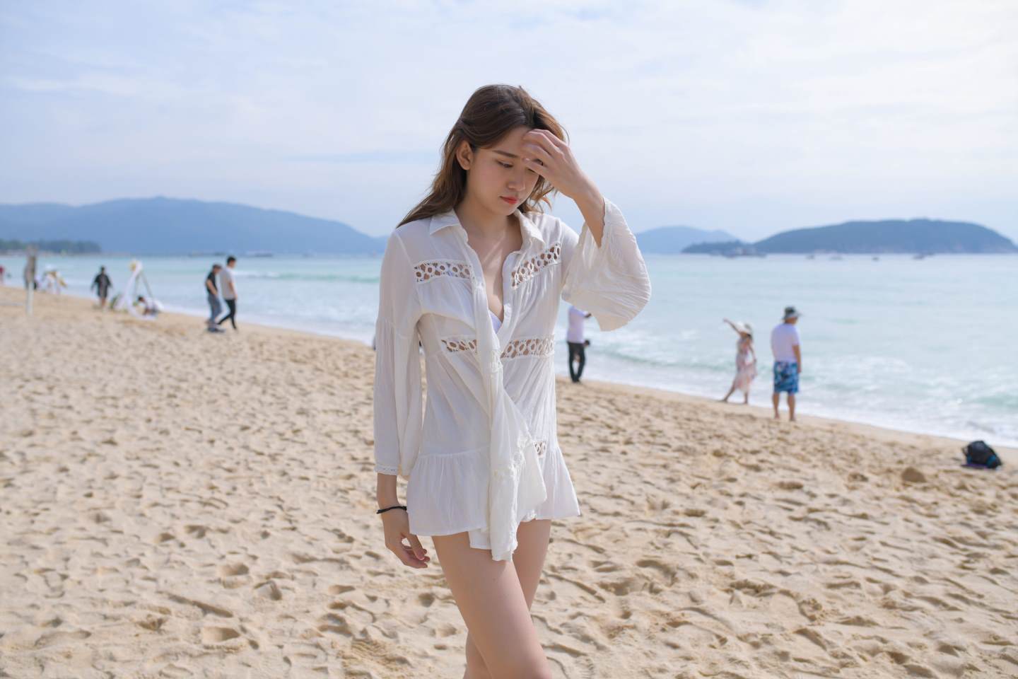 【红石旅拍摄影作品】海边的白色比基尼长腿女孩-流行馆