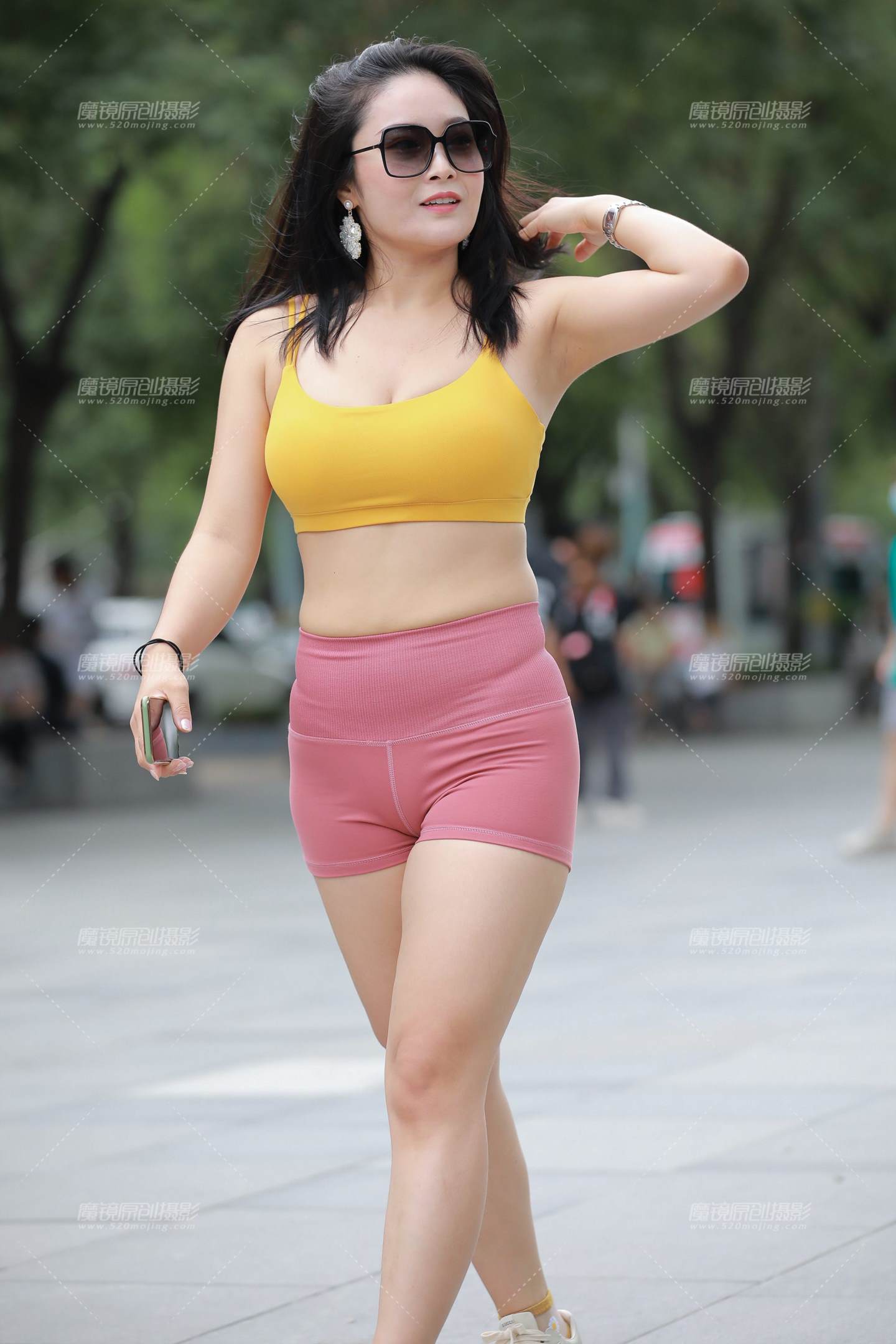 丰满瑜伽热裤小姐姐-流行馆
