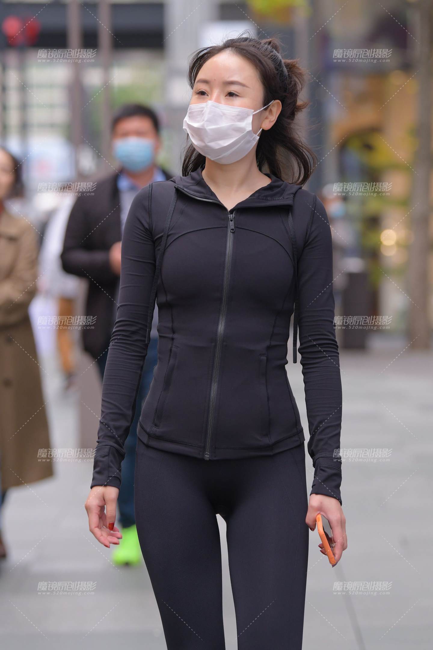 纯黑紧身套装女孩-流行馆