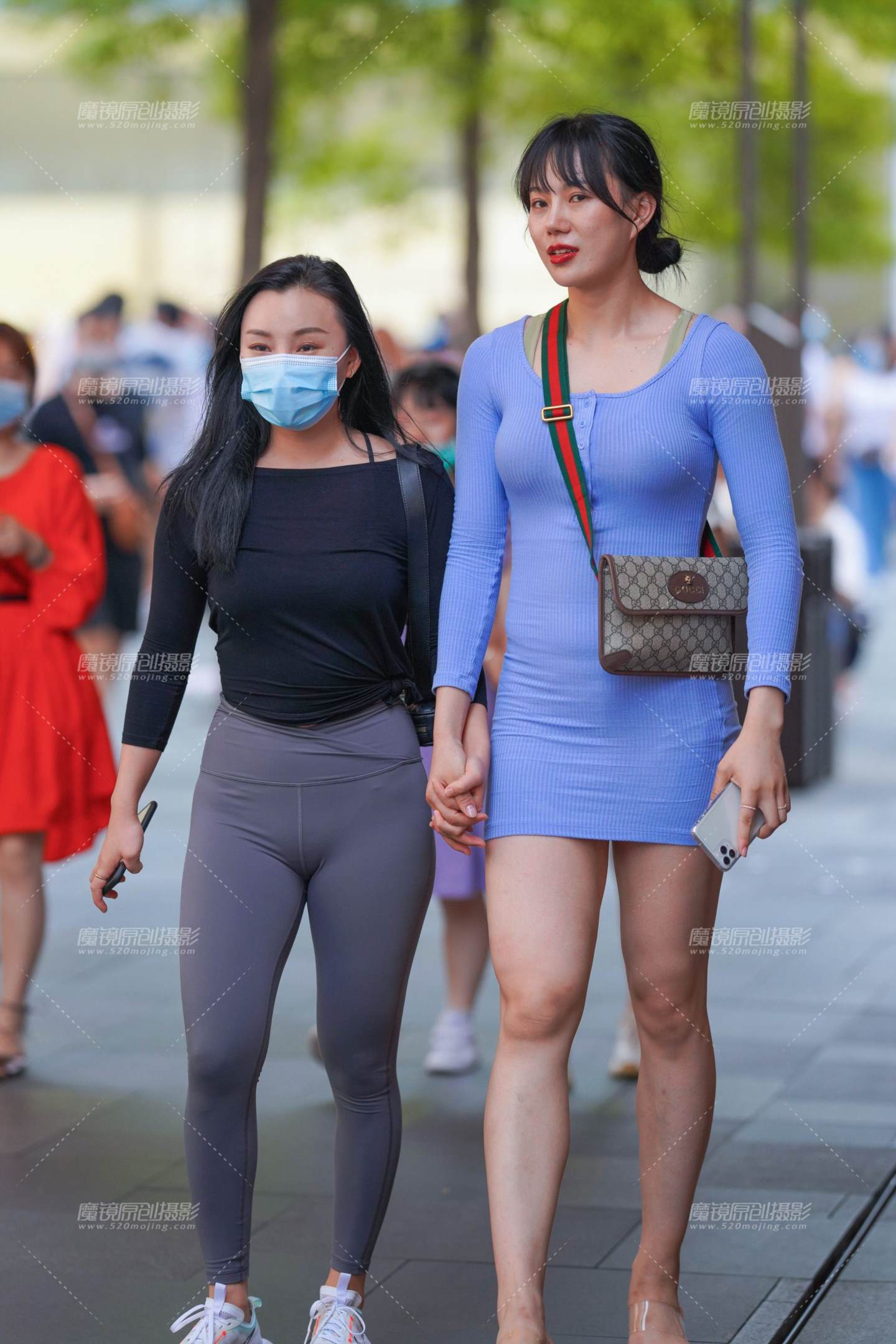 两个健身女孩-流行馆
