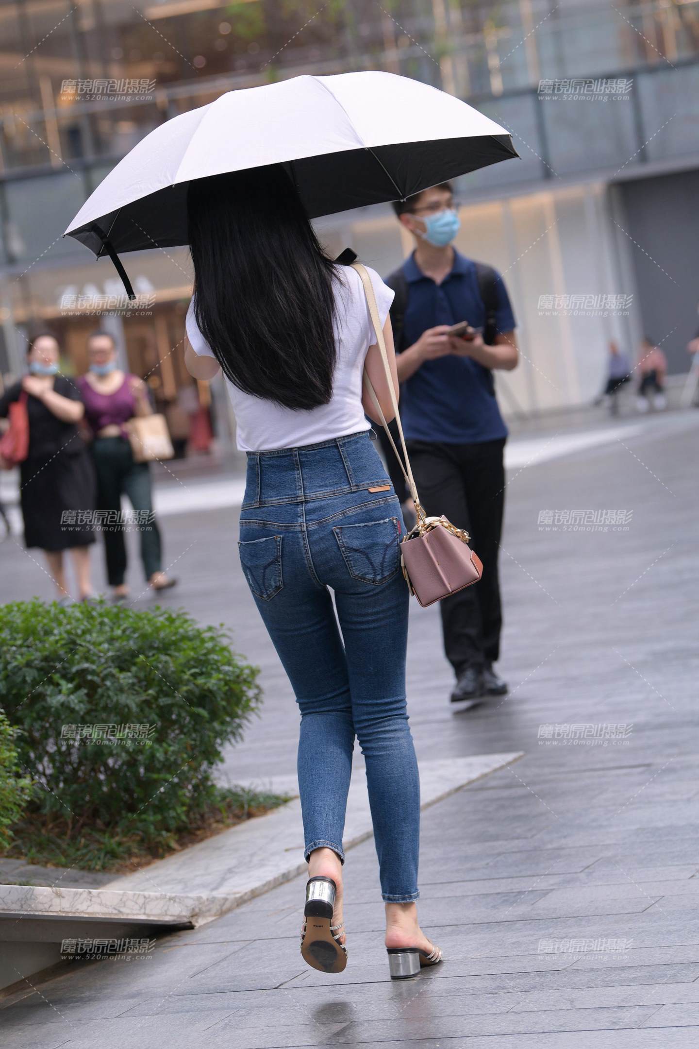 图片[2]-拿太阳伞的紧牛~-流行馆