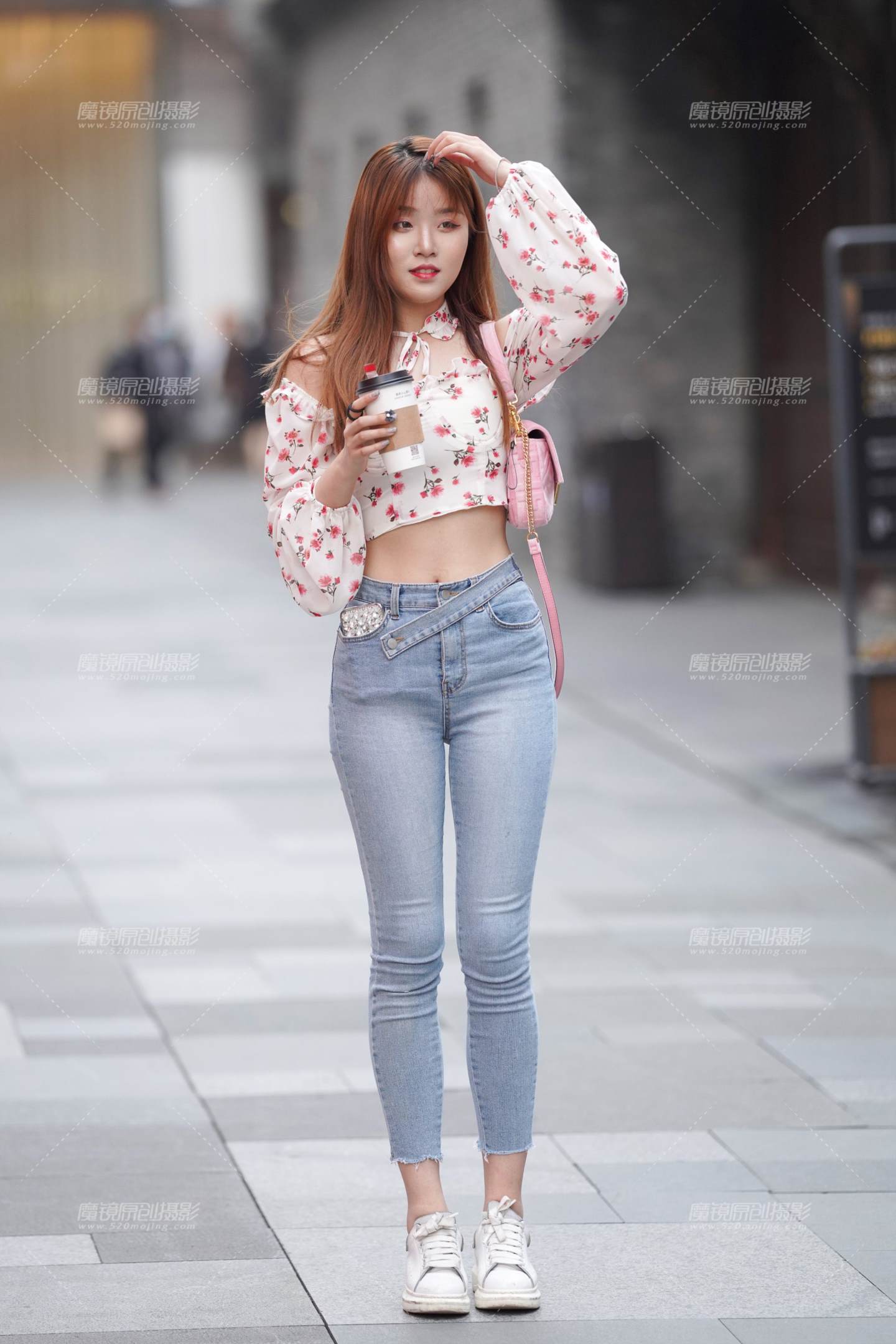 可爱的大长腿美女-流行馆