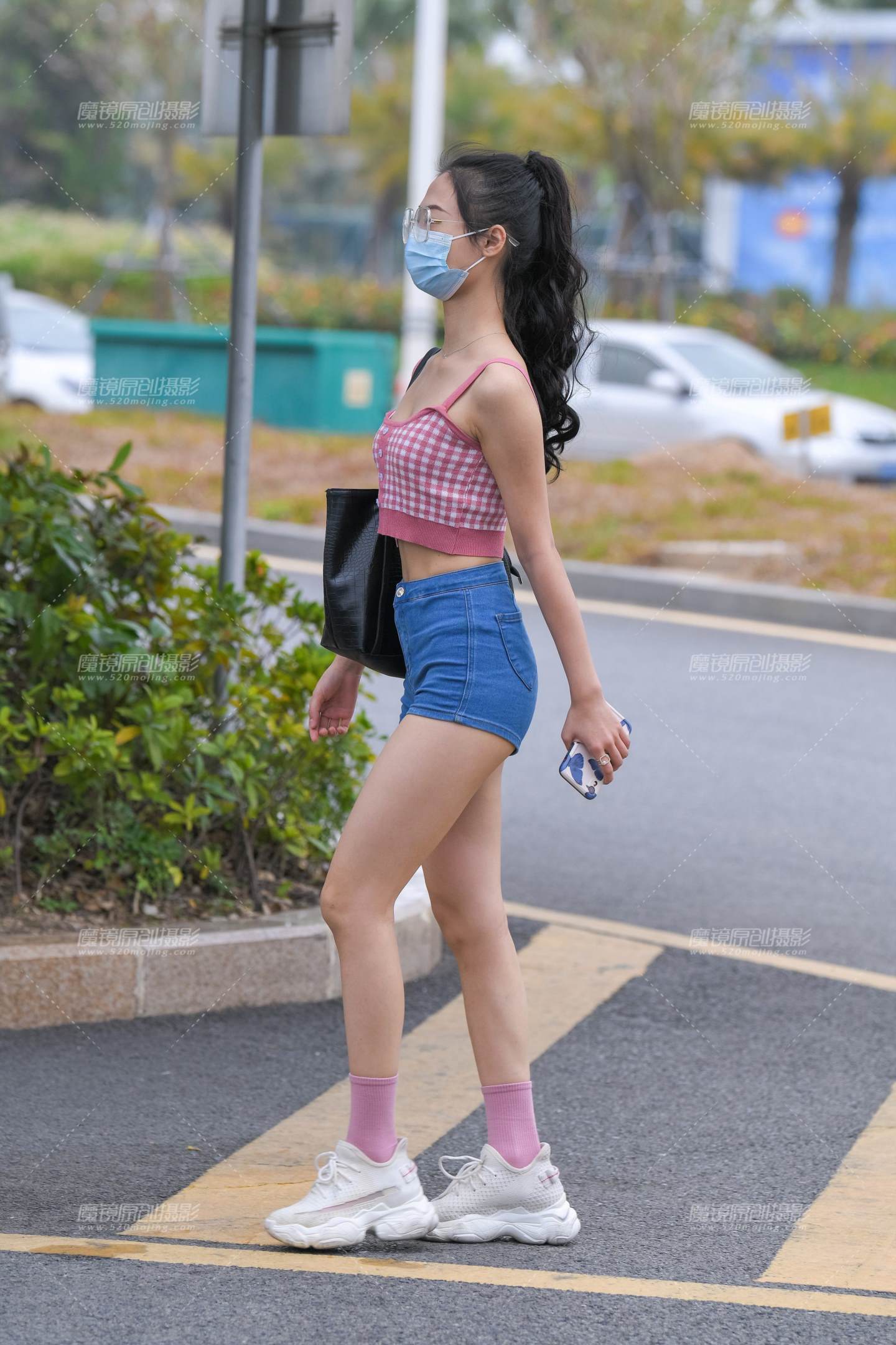 紧身热裤小妹-流行馆