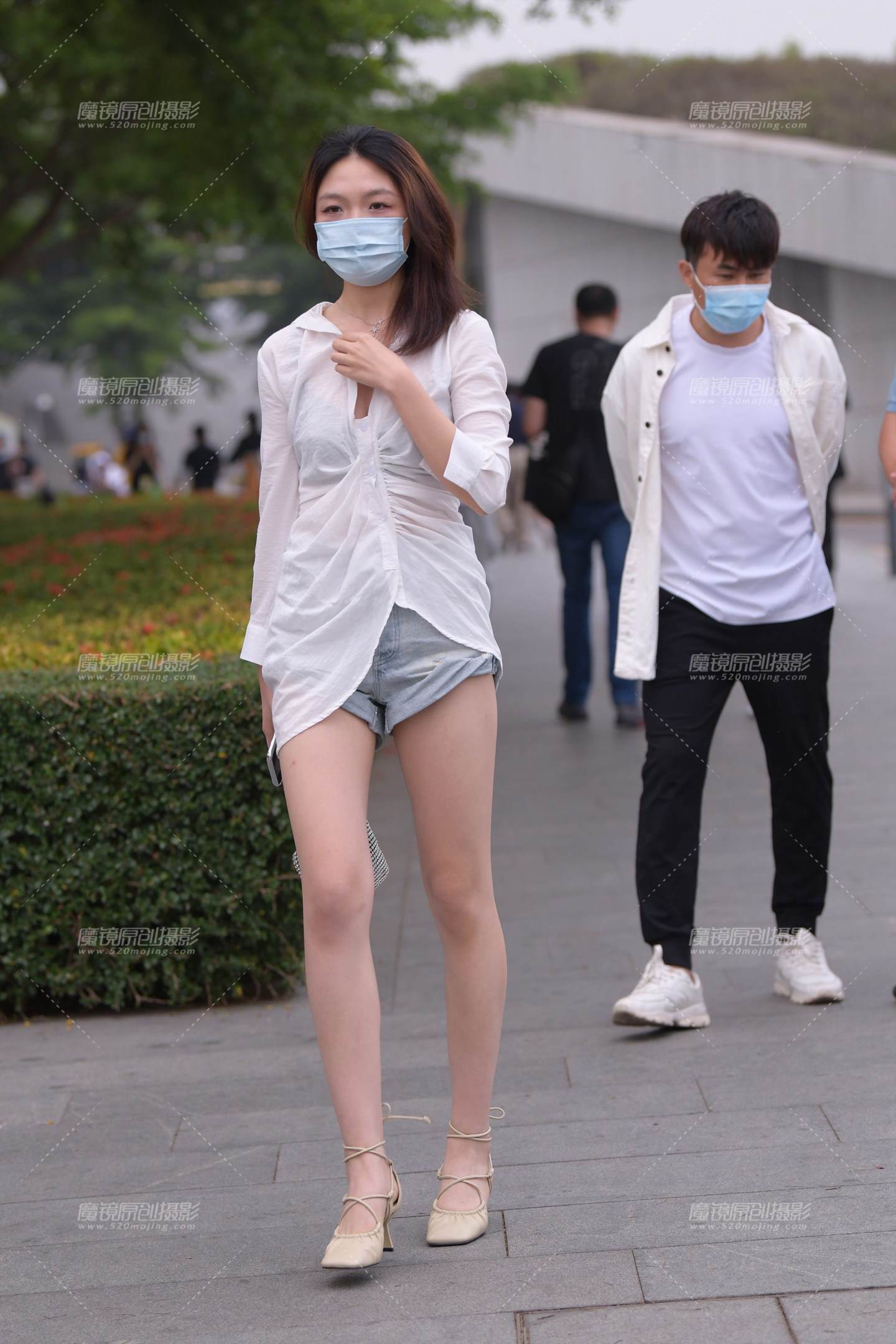 热裤大白腿美眉-流行馆